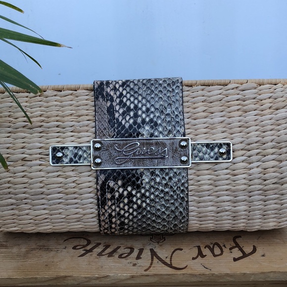 🔻GUESS🔻STRAW CLUTCH - Picture 2 of 9